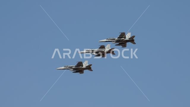 طائرات إف/إيه-18 هورنت تابعة لسرب المقاتلات الهجومية البحرية رقم 115 التابع لسلاح مشاة البحرية الأمريكية تحلق فوق قاعدة الأمير سلطان الجوية، المملكة العربية السعودية، في 23 ديسمبر 2021. يُعزز وصول سرب المقاتلات الهجومية البحرية رقم 115 قدرة قائد القوات الجوية المشتركة على تحريك القوات بسلاسة في جميع أنحاء مسرح العمليات. (صورة من سلاح الجو الأمريكي، بعدسة الرقيب أول جاكوب ب. رايتسمان)