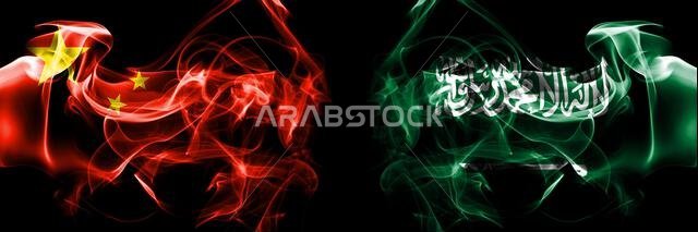 أعلام الصين، الصين ضد السعودية، علم عربي. علم دخاني موضوع جنبًا إلى جنب على خلفية سوداء. أعلام الصين، الصين ضد السعودية، علم عربي. علم دخاني موضوع جنبًا إلى جنب على خلفية سوداء.