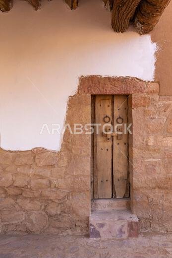 باب صغير في منزل سعودي تقليدي