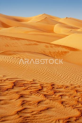 منظر طبيعي للكثبان الرملية في الربع الخالي. تمتد هذه المنطقة على حدود عُمان والمملكة العربية السعودية والإمارات العربية المتحدة واليمن، وهي أكبر صحراء رملية في العالم.