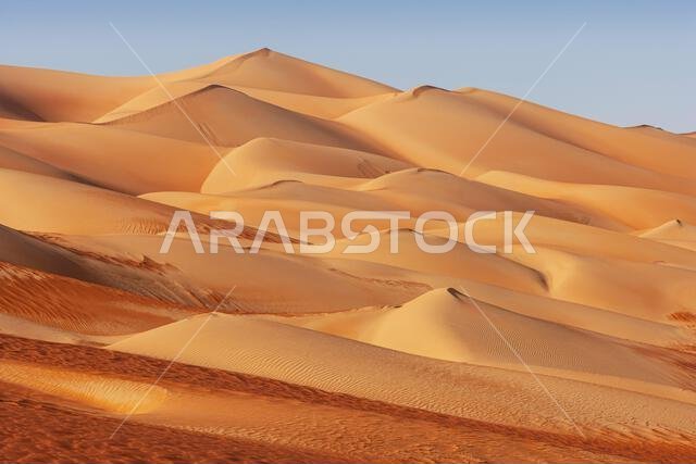 منظر طبيعي للكثبان الرملية في الربع الخالي. تمتد هذه المنطقة على حدود عُمان والمملكة العربية السعودية والإمارات العربية المتحدة واليمن، وهي أكبر صحراء رملية في العالم.