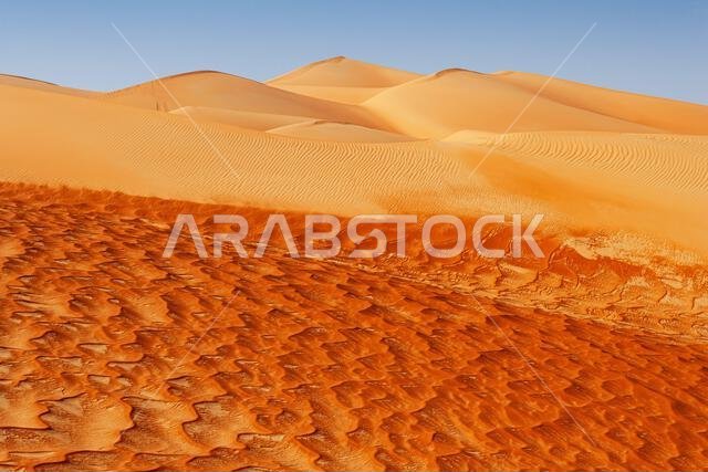 منظر طبيعي للكثبان الرملية في الربع الخالي. تمتد هذه المنطقة على حدود عُمان والمملكة العربية السعودية والإمارات العربية المتحدة واليمن، وهي أكبر صحراء رملية في العالم.