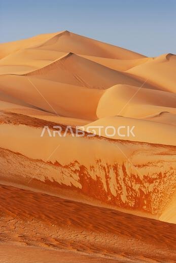 منظر طبيعي للكثبان الرملية في الربع الخالي. تمتد هذه المنطقة على حدود عُمان والمملكة العربية السعودية والإمارات العربية المتحدة واليمن، وهي أكبر صحراء رملية في العالم.