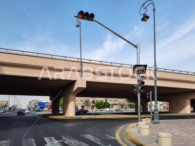 الهفوف الأحساء، المملكة العربية السعودية - 29 أكتوبر 2021: جسر فوق طريق مزود بإشارات مرور في الهفوف الأحساء، المملكة العربية السعودية