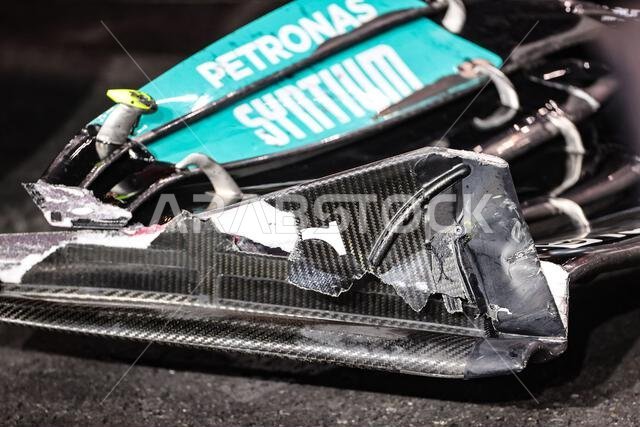 جدة، المملكة العربية السعودية، 5 ديسمبر 2021، الجناح الأمامي المتضرر لسيارة مرسيدس AMG F1 W12 التي فاز بها لويس هاميلتون (بريطانيا) في سباق جائزة السعودية الكبرى للفورمولا 1. 5 ديسمبر 2021. بطولة العالم للفورمولا 1، الجولة 21، جائزة السعودية الكبرى، جدة، المملكة العربية السعودية، يوم السباق. حقوق الصورة محفوظة لـ: XPB/Press Association Images.