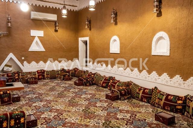 التصميم الداخلي على الطراز العربي لمنزل تقليدي مبني من الطوب اللبن في منطقة الرياض بالمملكة العربية السعودية