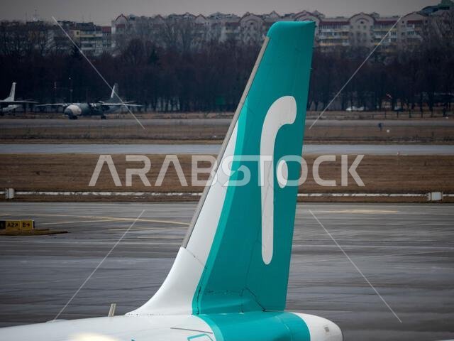 طائرة إيرباص A320 تابعة لشركة فلاي ناس تحمل الرقم التسجيلي HZ-NS33 في مطار بوريسبيل.