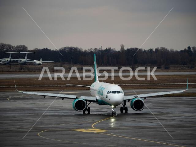 طائرة إيرباص A320 تابعة لشركة فلاي ناس تحمل الرقم التسجيلي HZ-NS33 في مطار بوريسبيل.