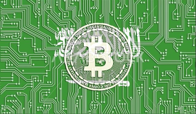 علم المملكة العربية السعودية والبيتكوين، نمط لوحة الدوائر المتكاملة. نمو أسهم البيتكوين. صورة توضيحية للمستثمرين في العملات المشفرة وتقنية البلوك تشين.