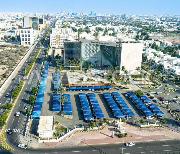 منظر لمدينة جدة السعودية ومقر الخطوط الجوية السعودية يعرض احتفالاً باليوم الوطني.