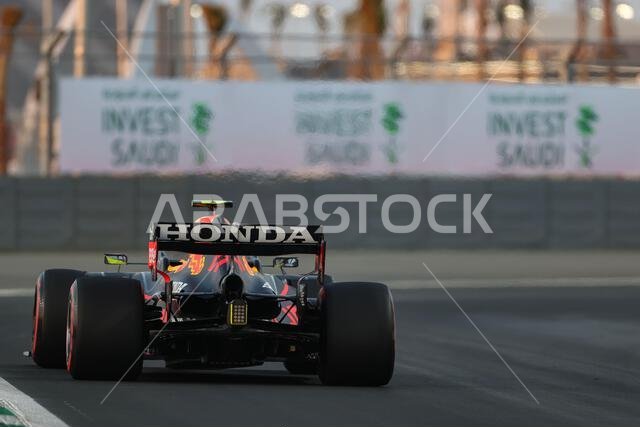 سيرجيو بيريز (المكسيك)، فريق ريد بول ريسينغ، سيارة RB16B. 3 ديسمبر 2021، بطولة العالم للفورمولا 1، الجولة 21، جائزة السعودية الكبرى، جدة، المملكة العربية السعودية، يوم التجارب الحرة. حقوق الصورة محفوظة لـ: XPB/Press Association Images.