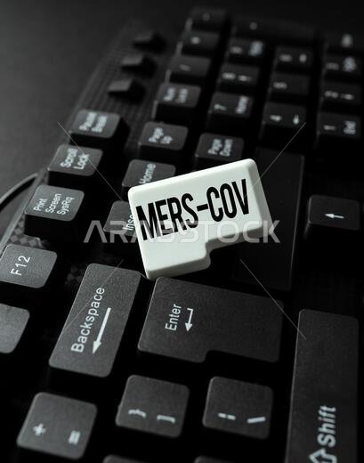 لافتة تعرض كلمة "ميرس كوف"، وهي كلمة تشير إلى مرض تنفسي فيروسي تم الإبلاغ عنه لأول مرة في المملكة العربية السعودية. كتابة ونشر الأوصاف عبر الإنترنت.