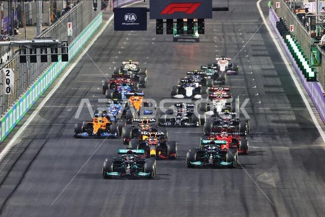 Jeddah, Saudi Arabia, 05/12/2021, Lewis Hamilton (GBR) Mercedes AMG F1 W12 leads at the start of the race. Saudi Arabian Grand Prix, Sunday 5th December 2021. Jeddah, Saudi Arabia. 05.12.2021. Formula 1 World Championship, Rd 21, Saudi Arabian Grand Prix, Jeddah, Saudi Arabia, Race Day. Photo credit should read: XPB/Press Association Images. Jeddah, Saudi Arabia, 05/12/2021, Lewis Hamilton (GBR) Mercedes AMG F1 W12 leads at the start of the race. Saudi Arabian Grand Prix, Sunday 5th December 2021. Jeddah, Saudi Arabia. 05.12.2021. Formula 1 World Championship, Rd 21, Saudi Arabian Grand Prix, Jeddah, Saudi Arabia, Race Day. Photo credit should read: XPB/Press Association Images.