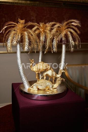 زار الملك عبد الله بن عبد العزيز، ملك المملكة العربية السعودية، المجموعة الملكية في معرض الصور، واطلع على القطع الأثرية والهدايا في قصر باكنغهام بلندن. تُظهر الصورة نموذجًا لجمال تستظل بأشجار النخيل، أهداه الأمير سلطان بن عبد العزيز إلى الملكة. زار الملك عبد الله بن عبد العزيز، ملك المملكة العربية السعودية، المجموعة الملكية في معرض الصور، واطلع على القطع الأثرية والهدايا في قصر باكنغهام بلندن. تُظهر الصورة نموذجًا لجمال تستظل بأشجار النخيل، أهداه الأمير سلطان بن عبد العزيز إلى الملكة.