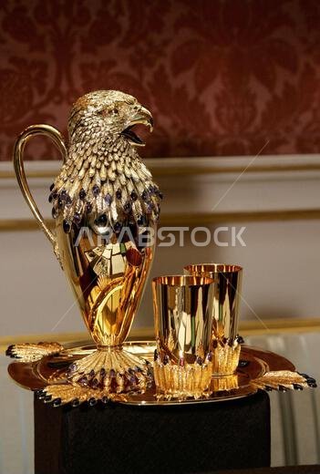 زار الملك عبد الله بن عبد العزيز آل سعود المجموعة الملكية في معرض الصور، واطلع على القطع الأثرية والهدايا في قصر باكنغهام. تُظهر الصورة طقم صقور أهداه الملك خالد بن عبد العزيز آل سعود للملكة إليزابيث الثانية والأمير فيليب خلال رحلتهما إلى شرق الجزيرة العربية عام ١٩٧٩.
