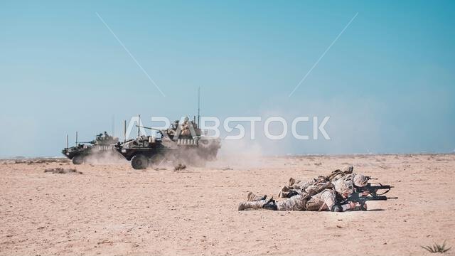 211020-M-HB658-1415 جزيرة الغراب، المملكة العربية السعودية (20 أكتوبر 2021) - أجرى أفراد من القوات البحرية الملكية السعودية وقوات مشاة البحرية الأمريكية التابعة للوحدة الاستكشافية البحرية الحادية عشرة تدريبات على مناورات فرق إطلاق النار خلال تمرين "إنديجو ديفندر 21" في جزيرة الغراب، المملكة العربية السعودية، في 20 أكتوبر. يُعدّ "إنديجو ديفندر 21" تمرينًا بحريًا ثنائيًا هامًا بين القوات البحرية الملكية السعودية وقيادة القوات البحرية الأمريكية المركزية، ويهدف إلى تعزيز قابلية التشغيل البيني وتقوية