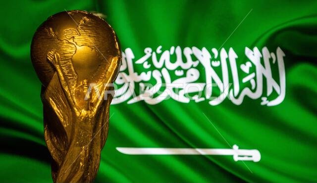 6 أكتوبر 2021 الرياض، المملكة العربية السعودية. كأس العالم لكرة القدم على خلفية علم المملكة العربية السعودية.