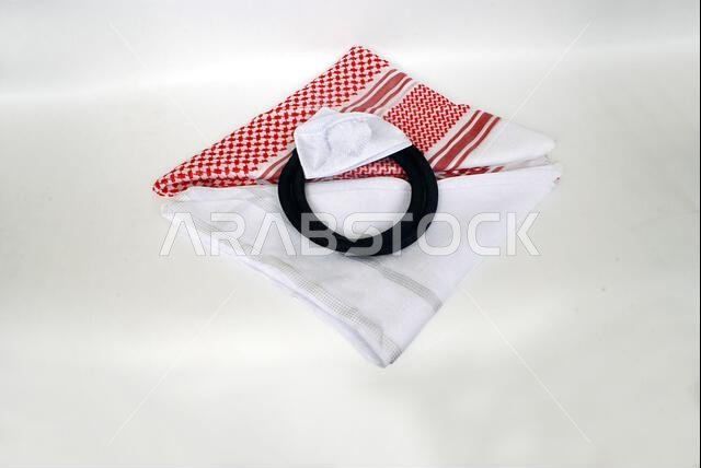 إكسسوارات الملابس العربية التقليدية: العقال، والقلنسوة الإسلامية، والمسبحة، والشماغ مع الغترة البيضاء، معزولة على خلفية بيضاء.