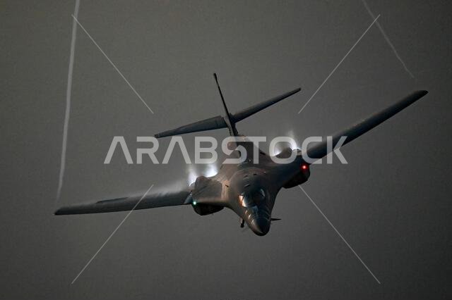 حلّقت قاذفة قنابل من طراز B-1B لانسر تابعة لسلاح الجو الأمريكي فوق الخليج العربي في دورية استطلاعية فوق منطقة مسؤولية القيادة المركزية الأمريكية في 30 أكتوبر/تشرين الأول 2021. كانت الرحلة مهمة متعددة الأطراف استغرقت خمس ساعات دون توقف، بمشاركة قوات جوية من البحرين ومصر وإسرائيل والمملكة العربية السعودية. (صورة من سلاح الجو الأمريكي، بعدسة الرقيب أول جيريت هاريس) حلّقت قاذفة قنابل من طراز B-1B لانسر تابعة لسلاح الجو الأمريكي فوق الخليج العربي في دورية استطلاعية فوق منطقة مسؤولية القيادة المركزية الأمريكية في 30 أكتوبر/تشرين الأول 2021. كانت الرحلة مهمة متعددة الأطراف استغرقت خمس ساعات دون توقف، بمشاركة قوات جوية من البحرين ومصر وإسرائيل والمملكة العربية السعودية. (صورة من سلاح الجو الأمريكي، بعدسة الرقيب أول جيريت هاريس)