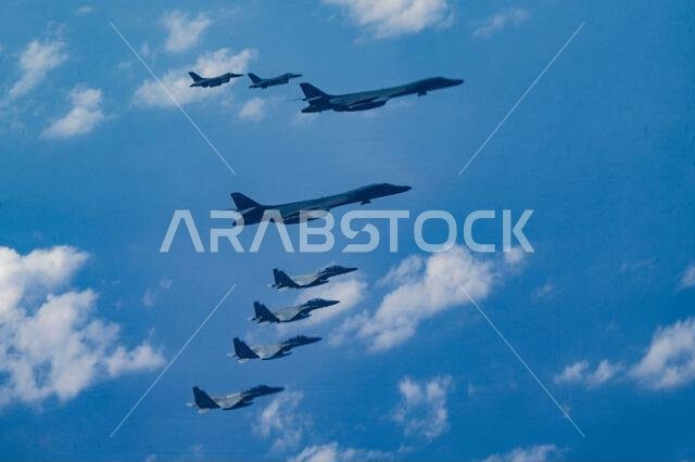 البحر الأحمر، المملكة العربية السعودية. ١١ نوفمبر ٢٠٢١. قاذفات بي-١ بي لانسر الاستراتيجية التابعة لسلاح الجو الأمريكي، تحلق ضمن مهمة قوة القاذفات برفقة سرب من طائرات إف-١٥ سي إيجل المقاتلة التابعة لسلاح الجو الملكي السعودي وطائرات إف-١٦ فايتينغ فالكون الأمريكية المقاتلة، في ١١ نوفمبر ٢٠٢١ فوق البحر الأحمر. حقوق الصورة: الرقيب جيريت هاريس/بلانيت بيكس/ألامي لايف نيوز