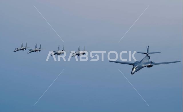 البحر الأحمر، المملكة العربية السعودية. ١١ نوفمبر ٢٠٢١. قاذفة استراتيجية من طراز B1-B لانسر تابعة لسلاح الجو الأمريكي، تحلق ضمن مهمة قوة القاذفات برفقة سرب من طائرات إف-١٥ سي إيجل المقاتلة التابعة لسلاح الجو الملكي السعودي فوق البحر الأحمر في ١١ نوفمبر ٢٠٢١. حقوق الصورة: الرقيب الفني كريستوفر روانو/بلانيت بيكس/ألامي لايف نيوز