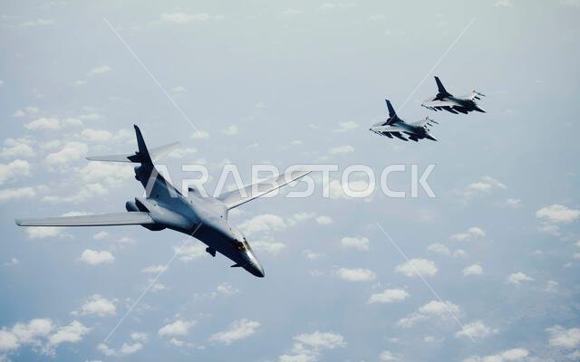 البحر الأحمر، المملكة العربية السعودية. ١١ نوفمبر ٢٠٢١. قاذفة استراتيجية من طراز B1-B لانسر تابعة لسلاح الجو الأمريكي، تحلق ضمن مهمة قوة المهام القاذفة برفقة سرب من طائرات إف-١٦ فايتينغ فالكون المقاتلة التابعة لسلاح الجو الأمريكي، في ١١ نوفمبر ٢٠٢١ فوق البحر الأحمر. حقوق الصورة: الرقيب الفني كريستوفر روانو/بلانيت بيكس/ألامي لايف نيوز