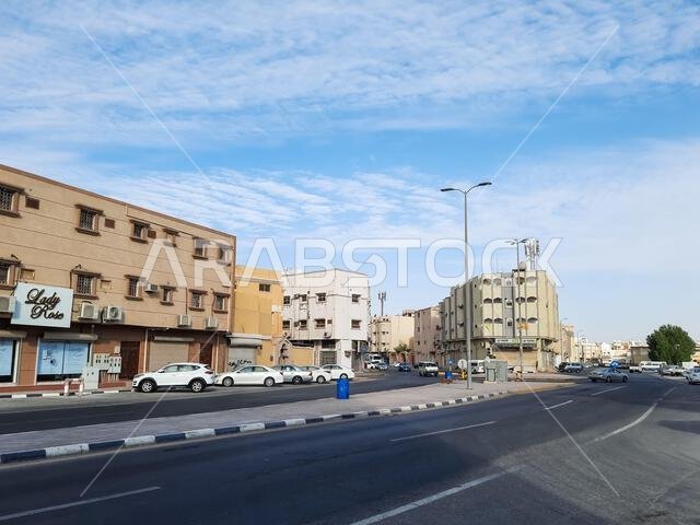 الهفوف الأحساء، المملكة العربية السعودية - 6 أكتوبر 2021: منظر جميل لشارع يضم مباني سكنية في الهفوف الأحساء، المملكة العربية السعودية