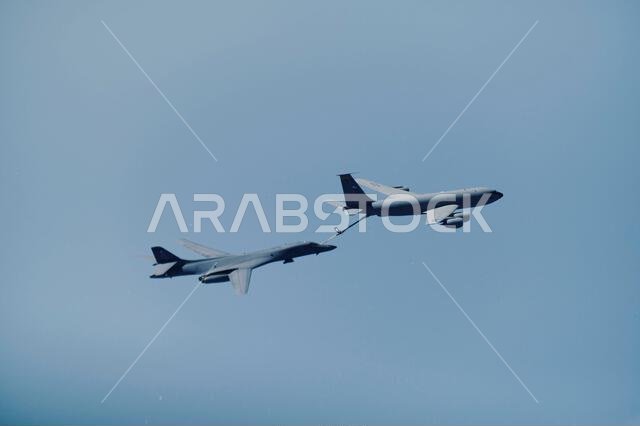 البحر الأحمر، المملكة العربية السعودية. ١١ نوفمبر ٢٠٢١. قاذفة استراتيجية من طراز B1-B لانسر تابعة لسلاح الجو الأمريكي تتزود بالوقود من طائرة التزود بالوقود KC-135 ستراتوتانكر التابعة لسلاح الجو الأمريكي خلال مهمة لقوة القاذفات، إلى جانب طائرات من الدول الشريكة، في ١١ نوفمبر ٢٠٢١ فوق البحر الأحمر. حقوق الصورة: الرقيب الفني كريستوفر روانو/بلانيت بيكس/ألامي لايف نيوز
