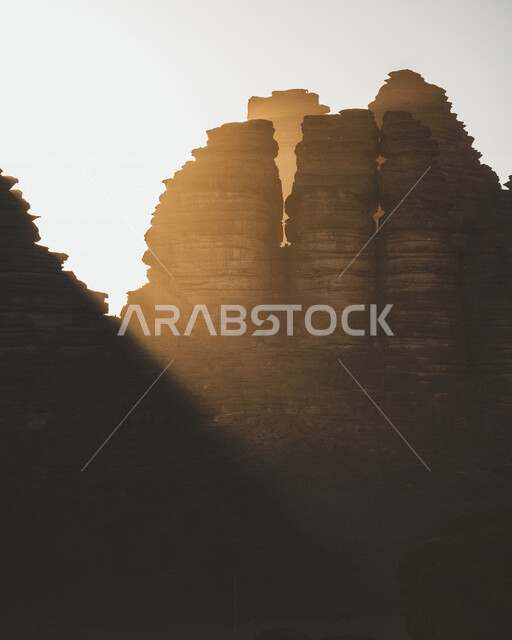 صورة للتكوينات الصخرية في منطقة نيوم  شمال غرب المملكة العربية السعودية ، مناظر طبيعية خلابة للرمال الذهبية ، جبال ذات تشكيلات صخرية جذابة في تبوك ، معالم حضارية سياحية في المملكة العربية السعودية .