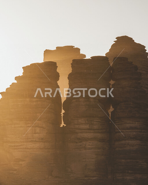 صورة للتكوينات الصخرية في منطقة نيوم  شمال غرب المملكة العربية السعودية ، مناظر طبيعية خلابة للرمال الذهبية ، جبال ذات تشكيلات صخرية جذابة في تبوك ، معالم حضارية سياحية في المملكة العربية السعودية .