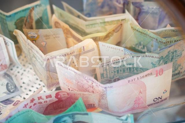 أوراق نقدية ملونة متنوعة، معظمها من شبه الجزيرة العربية. الريال السعودي، الدينار الكويتي، الريال القطري، الكرونة النرويجية