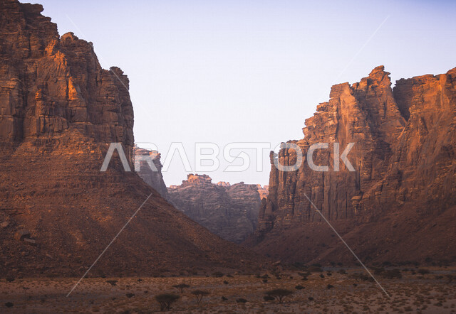 صورة للتكوينات الصخرية في منطقة نيوم  شمال غرب المملكة العربية السعودية ، مناظر طبيعية خلابة للرمال الذهبية ، جبال ذات تشكيلات صخرية جذابة في تبوك ، معالم حضارية سياحية في المملكة العربية السعودية .
