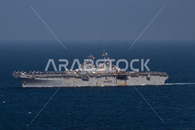 الخليج العربي، المملكة العربية السعودية. ١٣ نوفمبر ٢٠٢١. سفينة الإنزال البرمائي الأمريكية من فئة واسب، يو إس إس إسيكس، خلال عمليات روتينية مع الأسطول الخامس في ١٣ نوفمبر ٢٠٢١ في الخليج العربي. حقوق الصورة: MC1 جوزيف رولف/صورة البحرية الأمريكية/ألامي لايف نيوز