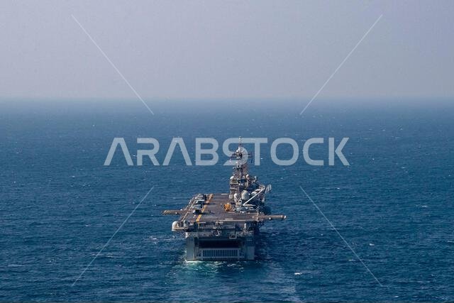 الخليج العربي، المملكة العربية السعودية. ١٣ نوفمبر ٢٠٢١. سفينة الإنزال البرمائي الأمريكية من فئة واسب، يو إس إس إسيكس، خلال عمليات روتينية مع الأسطول الخامس في ١٣ نوفمبر ٢٠٢١ في الخليج العربي. حقوق الصورة: MC1 جوزيف رولف/صورة البحرية الأمريكية/ألامي لايف نيوز