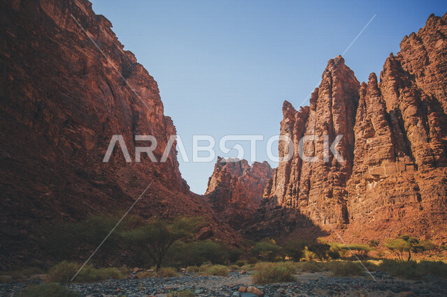 صورة للتكوينات الصخرية في منطقة نيوم  شمال غرب المملكة العربية السعودية ، مناظر طبيعية خلابة للرمال الذهبية ، جبال ذات تشكيلات صخرية جذابة في تبوك ، معالم حضارية سياحية في المملكة العربية السعودية .