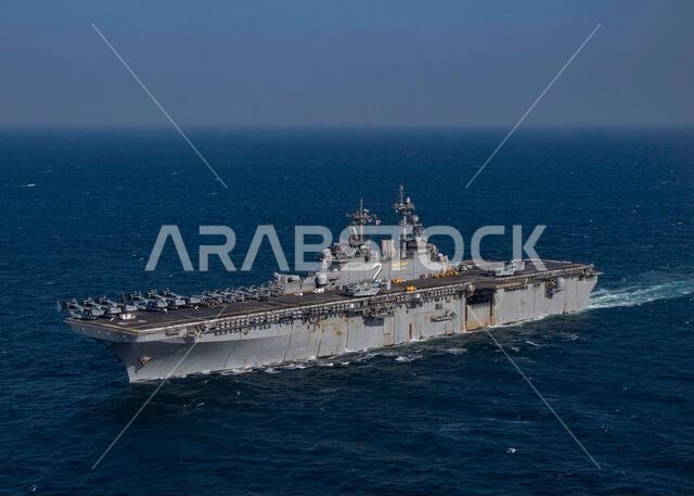 الخليج العربي، المملكة العربية السعودية. ١٣ نوفمبر ٢٠٢١. سفينة الإنزال البرمائي الأمريكية من فئة واسب، يو إس إس إسيكس، خلال عمليات روتينية مع الأسطول الخامس في ١٣ نوفمبر ٢٠٢١ في الخليج العربي. حقوق الصورة: MC1 جوزيف رولف/صورة البحرية الأمريكية/ألامي لايف نيوز