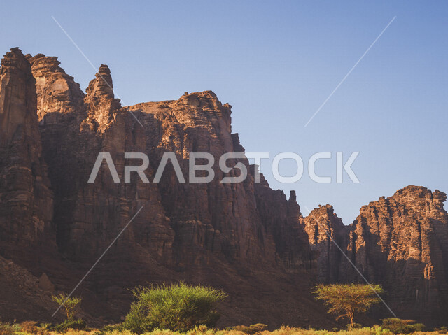 صورة للتكوينات الصخرية في منطقة نيوم  شمال غرب المملكة العربية السعودية ، مناظر طبيعية خلابة للرمال الذهبية ، جبال ذات تشكيلات صخرية جذابة في تبوك ، معالم حضارية سياحية في المملكة العربية السعودية .