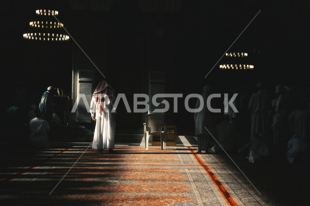 منظر من الخلف للمصلين في المسجد, أداء فريضة الصلاه داخل المسجد ،الخشوع في الصلاه ، العبادة و التقرب الى الله