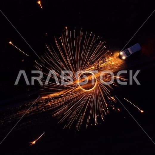 شرارات من الصوف الفولاذي، رقصة النار في مشهد ليلي.