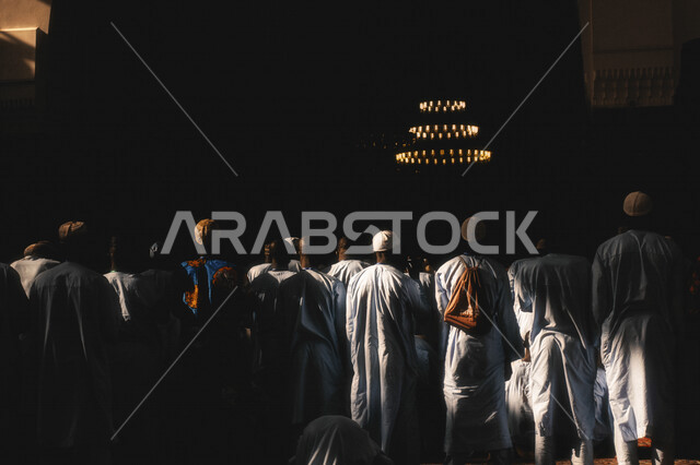 منظر من الخلف للمصلين في المسجد, أداء فريضة الصلاه داخل المسجد ،الخشوع في الصلاه ، العبادة و التقرب الى الله