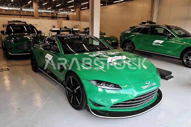 جدة، المملكة العربية السعودية. 2 ديسمبر 2021. سيارة الأمان أستون مارتن التابعة للاتحاد الدولي للسيارات. سباق الجائزة الكبرى السعودي، الخميس 2 ديسمبر 2021. جدة، المملكة العربية السعودية. حقوق الصورة: جيمس موي/ألامي لايف نيوز