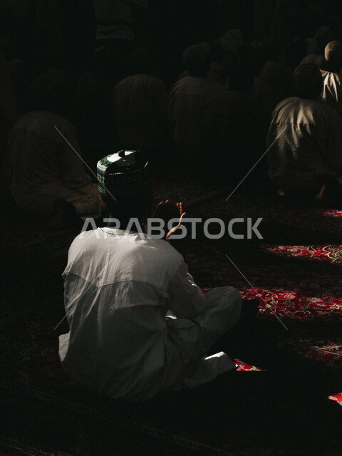 منظر من الخلف للمصلين في المسجد, أداء فريضة الصلاه داخل المسجد ،الخشوع في الصلاه ، العبادة و التقرب الى الله