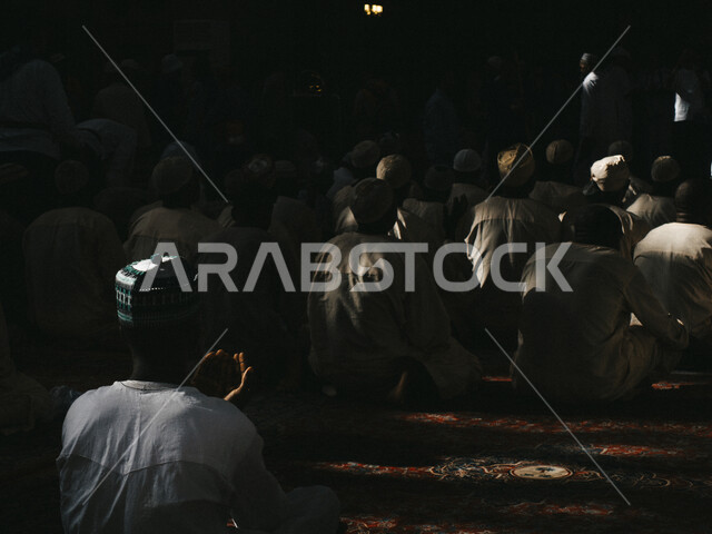 منظر من الخلف للمصلين في المسجد, أداء فريضة الصلاه داخل المسجد ،الخشوع في الصلاه ، العبادة و التقرب الى الله