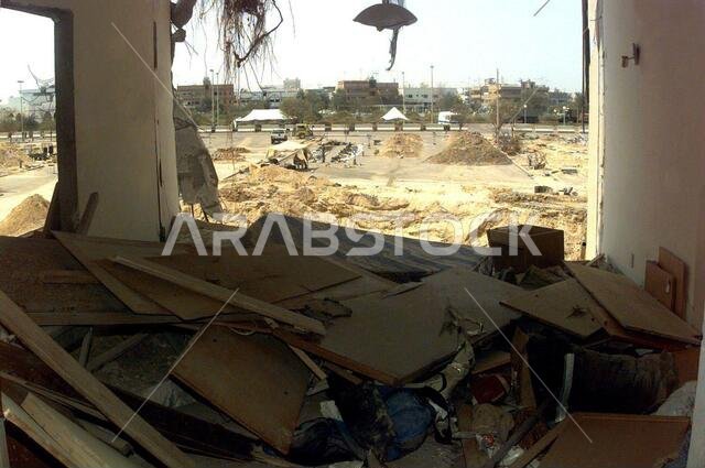 في ليلة 25 يونيو/حزيران 1996، انفجرت قنبلة بالقرب من مجمع أبراج الخبر السكنية في الظهران بالمملكة العربية السعودية، مما أسفر عن مقتل 19 جندياً من القوات الجوية الأمريكية وإصابة أكثر من 400 عسكري ومدني أمريكي ودولي. وكانت الأبراج تضم قوات التحالف التي تدعم عملية المراقبة الجنوبية، وهي عملية فرض منطقة حظر طيران في جنوب العراق. في ليلة 25 يونيو/حزيران 1996، انفجرت قنبلة بالقرب من مجمع أبراج الخبر السكنية في الظهران بالمملكة العربية السعودية، مما أسفر عن مقتل 19 جندياً من القوات الجوية الأمريكية وإصابة أكثر من 400 عسكري ومدني أمريكي ودولي. وكانت الأبراج تضم قوات التحالف التي تدعم عملية المراقبة الجنوبية، وهي عملية فرض منطقة حظر طيران في جنوب العراق.