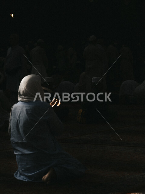 منظر من الخلف لإمرأه في المسجد تدعو الله تعالى, أداء فريضة الصلاه داخل المسجد، الإجتهاد في العباده في رمضان,  الخشوع في الصلاه ، العبادة و التقرب الى الله, جمعه مباركه, إسلاميات وعباده