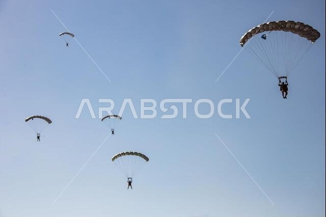 210620-M-JU875-1007 تبوك، المملكة العربية السعودية (20 يونيو 2021) - نفّذ جنود مشاة البحرية التابعون للوحدة الاستكشافية البحرية الرابعة والعشرين (MEU) عمليات إنزال بالمظلات خلال تدريب قتالي برمائي مسرحي (TACR) في تبوك، المملكة العربية السعودية، في 20 يونيو. يدمج هذا التدريب أصول البحرية الأمريكية ومشاة البحرية الأمريكية لممارسة مجموعة من القدرات القتالية الحيوية، سواء في البحر أو على البر. تنتشر الوحدة الاستكشافية البحرية الرابعة والعشرون في منطقة عمليات الأسطول الخامس الأمريكي لدعم العمليات الب 210620-M-JU875-1007 تبوك، المملكة العربية السعودية (20 يونيو 2021) - نفّذ جنود مشاة البحرية التابعون للوحدة الاستكشافية البحرية الرابعة والعشرين (MEU) عمليات إنزال بالمظلات خلال تدريب قتالي برمائي مسرحي (TACR) في تبوك، المملكة العربية السعودية، في 20 يونيو. يدمج هذا التدريب أصول البحرية الأمريكية ومشاة البحرية الأمريكية لممارسة مجموعة من القدرات القتالية الحيوية، سواء في البحر أو على البر. تنتشر الوحدة الاستكشافية البحرية الرابعة والعشرون في منطقة عمليات الأسطول الخامس الأمريكي لدعم العمليات الب