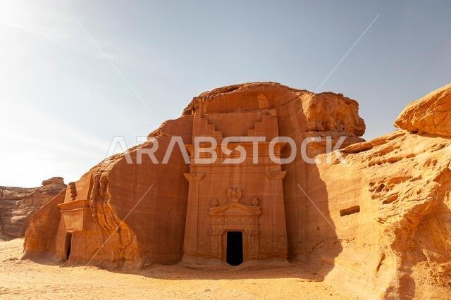 مبانٍ منحوتة مذهلة في الحِجر (المعروفة باسم مدائن صالح أو الحِجر) تشبه تلك الموجودة في البتراء بالقرب من العلا في المملكة العربية السعودية.