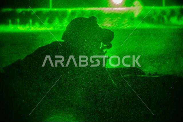 جندي من مشاة البحرية الأمريكية، من الكتيبة الثانية، الفوج الأول، التابع لقوة المهام الخاصة البرية والجوية البحرية للاستجابة للأزمات - القيادة المركزية (SPMAGTF-CR-CC)، يطلق النار من مدفع رشاش M240 ليلاً خلال تدريب على الرماية القتالية (CMP) في المملكة العربية السعودية، في 26 يونيو 2021. يتيح هذا التدريب لجنود مشاة البحرية الحفاظ على كفاءتهم في استخدام البنادق والرشاشات من خلال خوض دورات تدريبية متنوعة. تُعد قوة المهام الخاصة البرية والجوية البحرية للاستجابة للأزمات - القيادة المركزية (SPMAGTF-CR جندي من مشاة البحرية الأمريكية، من الكتيبة الثانية، الفوج الأول، التابع لقوة المهام الخاصة البرية والجوية البحرية للاستجابة للأزمات - القيادة المركزية (SPMAGTF-CR-CC)، يطلق النار من مدفع رشاش M240 ليلاً خلال تدريب على الرماية القتالية (CMP) في المملكة العربية السعودية، في 26 يونيو 2021. يتيح هذا التدريب لجنود مشاة البحرية الحفاظ على كفاءتهم في استخدام البنادق والرشاشات من خلال خوض دورات تدريبية متنوعة. تُعد قوة المهام الخاصة البرية والجوية البحرية للاستجابة للأزمات - القيادة المركزية (SPMAGTF-CR