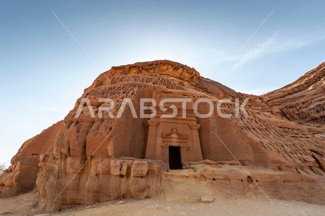 مبانٍ منحوتة مذهلة في الحِجر (المعروفة باسم مدائن صالح أو الحِجر) تشبه تلك الموجودة في البتراء بالقرب من العلا في المملكة العربية السعودية.