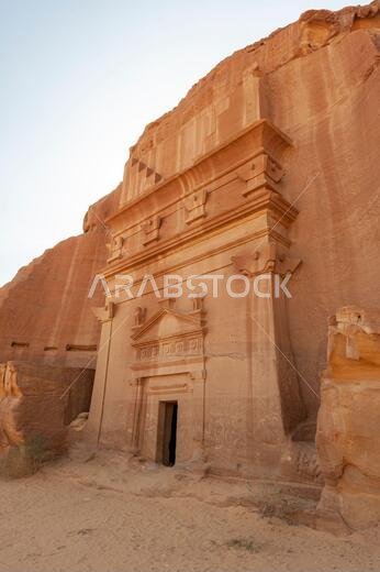 مبانٍ منحوتة مذهلة في الحِجر (المعروفة باسم مدائن صالح أو الحِجر) تشبه تلك الموجودة في البتراء بالقرب من العلا في المملكة العربية السعودية.